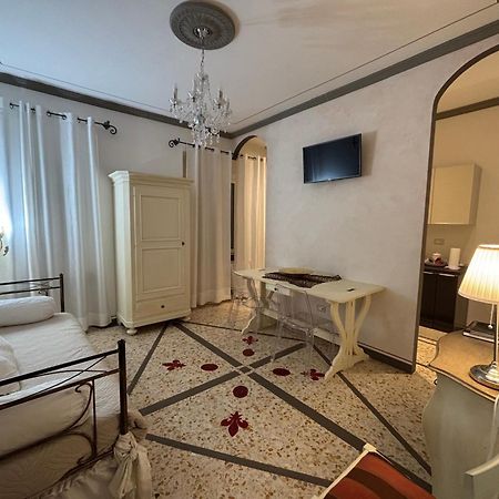 مونتيفاركي Palazzo Mari Suite & Rooms B&B المظهر الخارجي الصورة